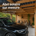 Un carport solaire sur mesure protègent une voiture dans un jardin moderne.