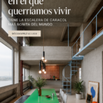 Duplex brutaliste avec un escalier en colimaçon prominent et moderne
