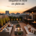 Un élégant lounge extérieur moderne avec canapés confortables et plantes décoratives.