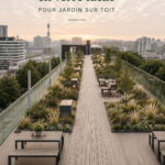 Garde-corps en verre élégant autour d'un jardin sur le toit.