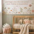 Une chambre d'enfant aménagée avec des couleurs pastel chaudes et des meubles modernes.