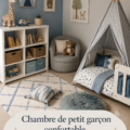 Chambre cosy pour petit garçon avec un tipi et des jouets colorés.