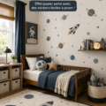 Chambre d'enfant décorée sur le thème de l'espace avec des stickers muraux colorés