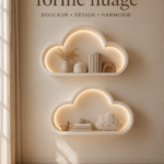 Etagère nuage en bois décorée dans un salon moderne