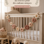 Des fleurs colorées en crochet disposées sur une table en bois.