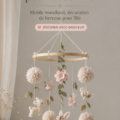 Mobile en bois suspendu dans une chambre de bébé décorée avec des motifs naturels