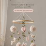Mobile en bois suspendu dans une chambre de bébé décorée avec des motifs naturels