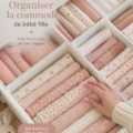 Commode de bébé joliment organisée avec des vêtements pour fille.