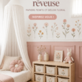 chambre de bébé avec décorations florales roses et papier peint doux