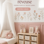 chambre de bébé avec décorations florales roses et papier peint doux
