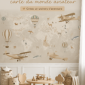 Chambre d'enfant décorée avec un papier peint carte du monde aviateur, mettant en scène un environnement ludique et inspirant