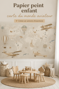 Chambre d'enfant décorée avec un papier peint carte du monde aviateur, mettant en scène un environnement ludique et inspirant
