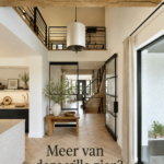 Vue d'une villa moderne au design élégant avec une décoration intérieure chaleureuse.