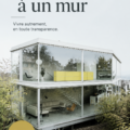 Une belle maison à un mur avec une entrée lumineuse