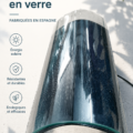 Maison moderne avec tuiles solaires en verre sur le toit