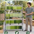 Bioreacteur à algues fabriqué avec des bouteilles recyclées dans un intérieur chaleureux
