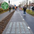 Vue d'une route solaire avec des panneaux photovoltaïques intégrés, illustrant l'innovation écologique.