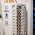 Système de stockage d'énergie moderne installé dans une maison contemporaine.