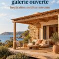 Un lodge côtier accueillant avec une galerie ouverte, décoré avec des éléments naturels.