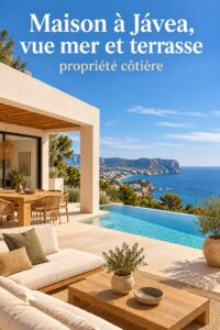 Vue d'une maison méditerranéenne à Jávea avec une décoration intérieure chaleureuse.