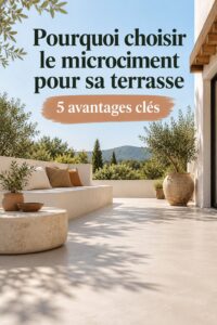Terrasse moderne en microciment, élégante et épurée, avec des chaises confortables et des plantes verdoyantes